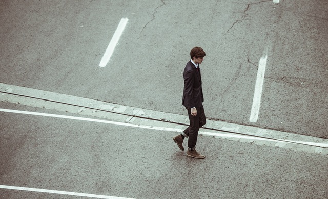 crossing-crossroad-businessman-fashion