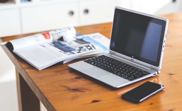 smartphone-desk-laptop-technology