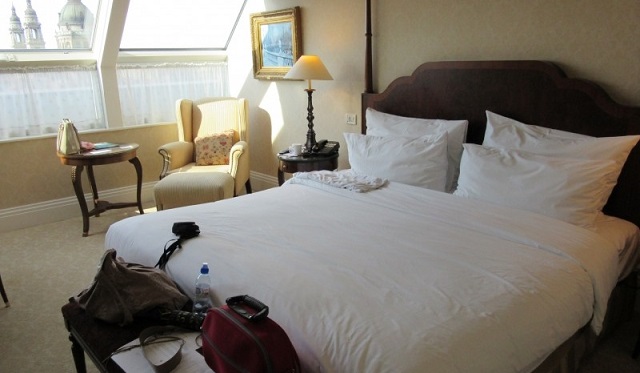 bedroom-bed-room-hotel-interior-sleep-pillow (1)