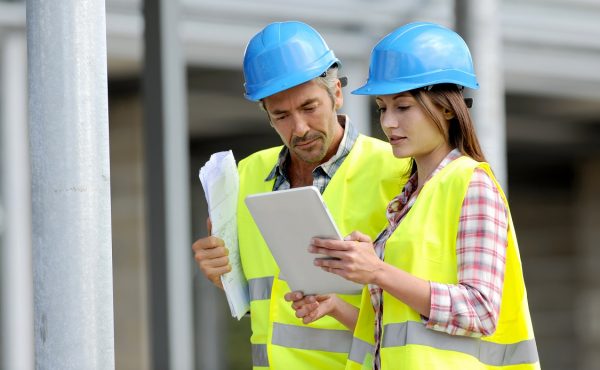 建設業向け勤怠管理システムを徹底解説｜出勤簿での労働時間管理は危険！