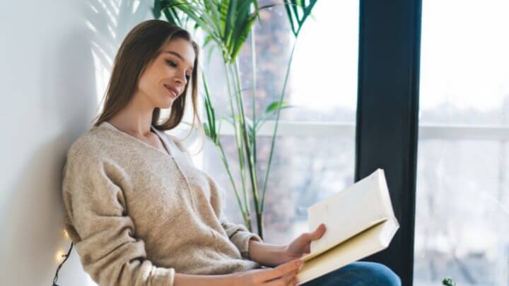 家で読書する女性