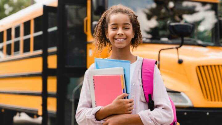 学校に通おうとする子供