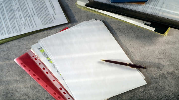 白紙のノートとペン