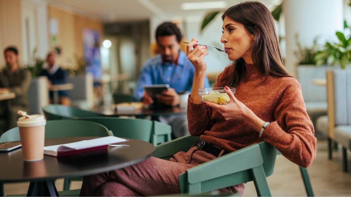 社員食堂で食事をとる女性