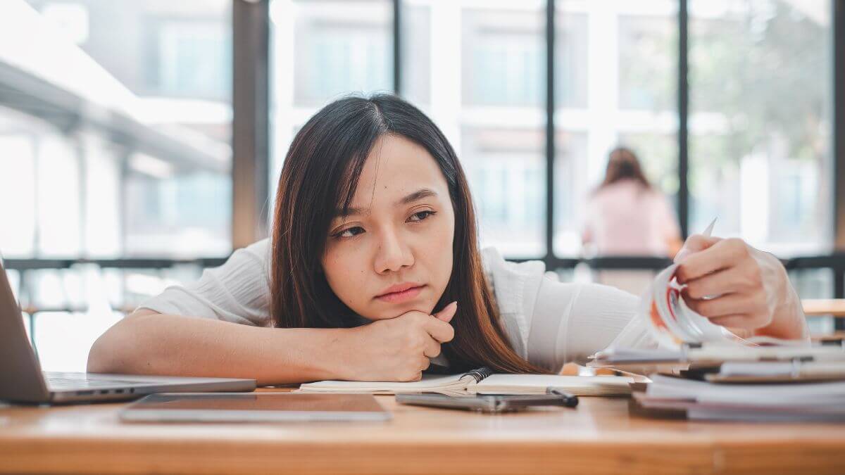 オフィスで放置されている女性