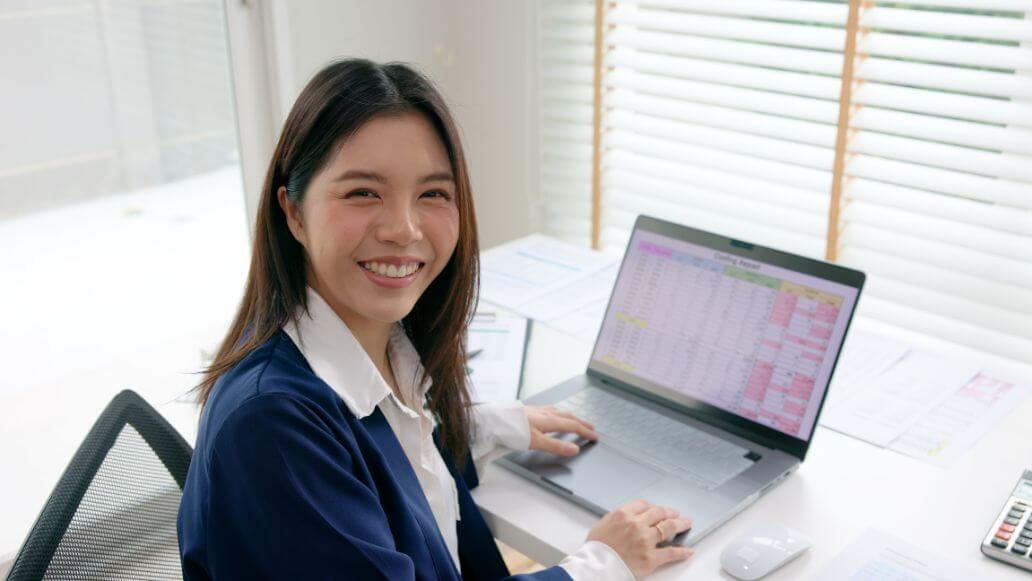 笑顔のアジア人女性